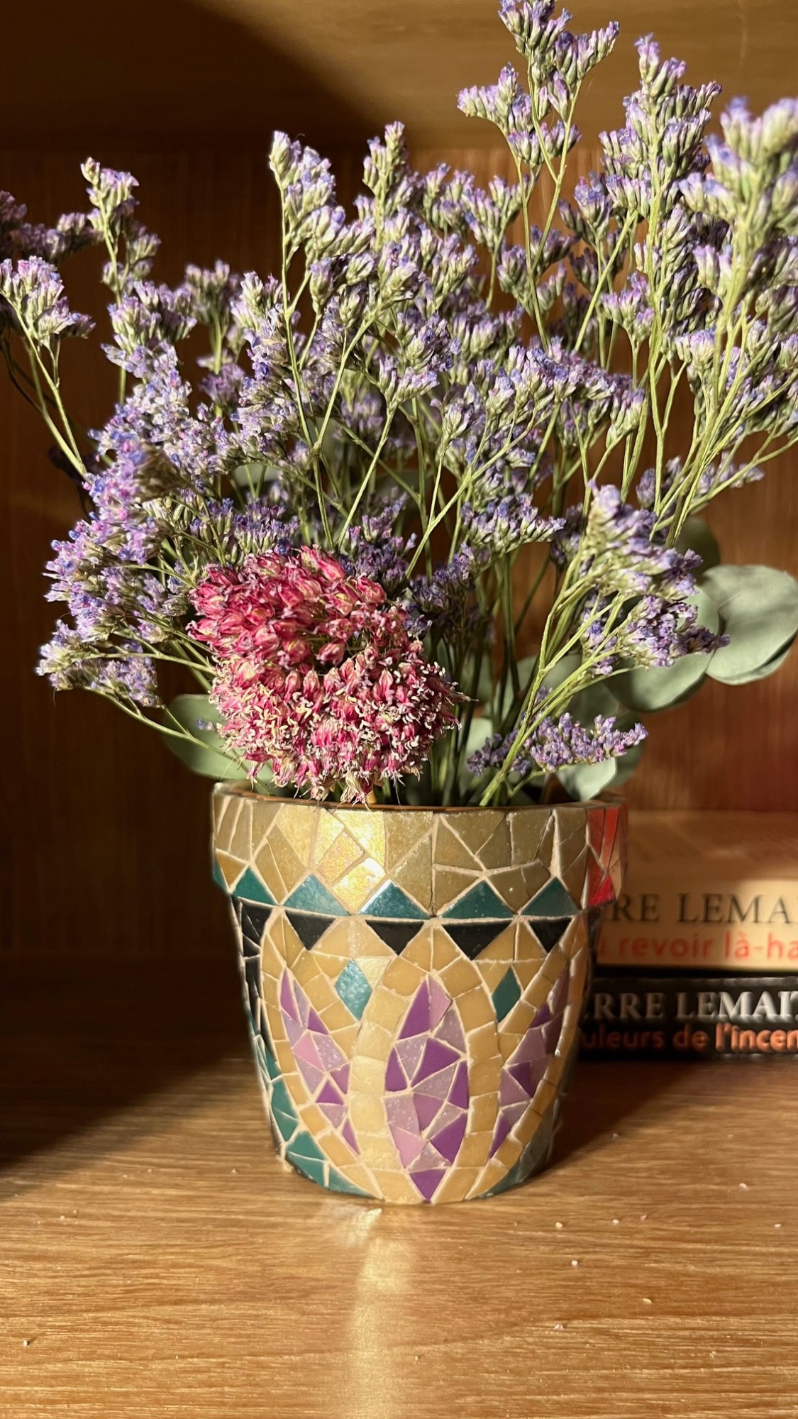 Pot en terre cuite décoré de mosaïque colorée garni de fleurs séchées